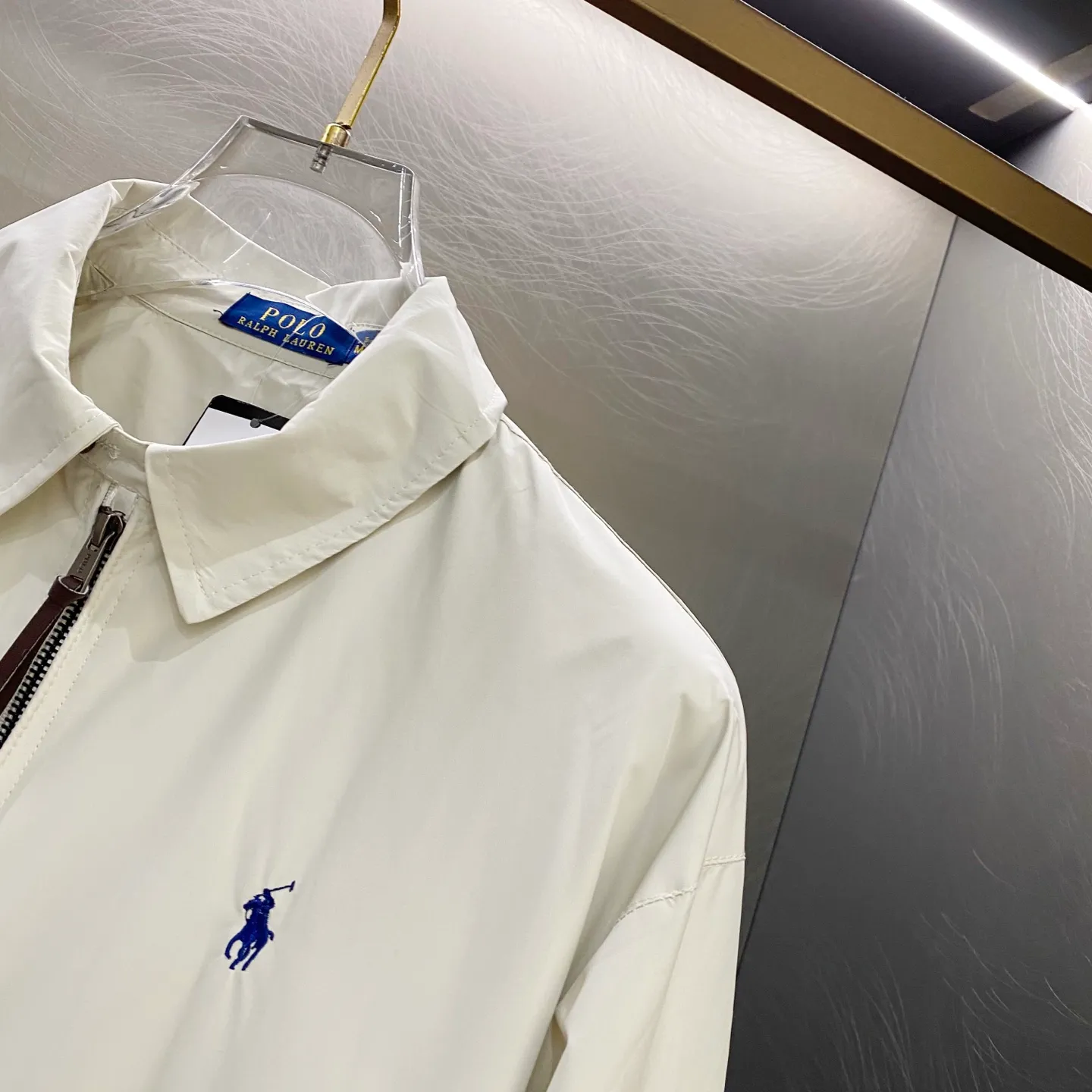 P310 Ralph Lauren Ralph Lauren polo official website celebrity unisex men's old money style veteran stand-up collar workwear Harrington waterproof jacket. Ralph has gone crazy this year. Tops worn by major Internet celebrities [original replica, top version] A must-have item for the new spring and autumn. It never goes out of style. I didn't expect that old money style is also a must when it comes to outdoor. Travel/outdoor/business, perfect for various scenes. Available in three colors, double-layered fabric, each color matches well, is lightweight, and has knitted threads at the cuffs and hem. Double layer fabric, warm and comfortable. The fabric has a double-layer shin feel and is full of weight! It's not as heavy as a regular jacket, and the ordinary cotton material feels really different. This one is super comfortable, feels soft and stylish, and has a retro movie fashion feel! The fit is loose but not baggy. The size is just right and not too picky. The dropped shoulder design modifies the shoulder shape without making it look bulky. This silhouette is a style that will never go out of style after being worn for a long time. The upper body is also very durable and recognizable. The loose and reasonable fit can be worn by both men and women, making it easy to create a clean and refreshing youthful look. The embroidery on the chest is all German Oman embroidery fiber with original data. The embroidery technology is very particular about using Japanese Tajima machines to ensure the embroidery is exquisite and three-dimensional. Which is what I said is different from the ones on the market. The workmanship is a loose version and can be used by boys and girls!! Color: Khaki Navy Blue Black Off-White Size: S M L XL Length: 68/70/72/74 Bust: 122/126/130/134 Shoulder width: 53/54/55/56 Sleeve length: 65/66/67/68